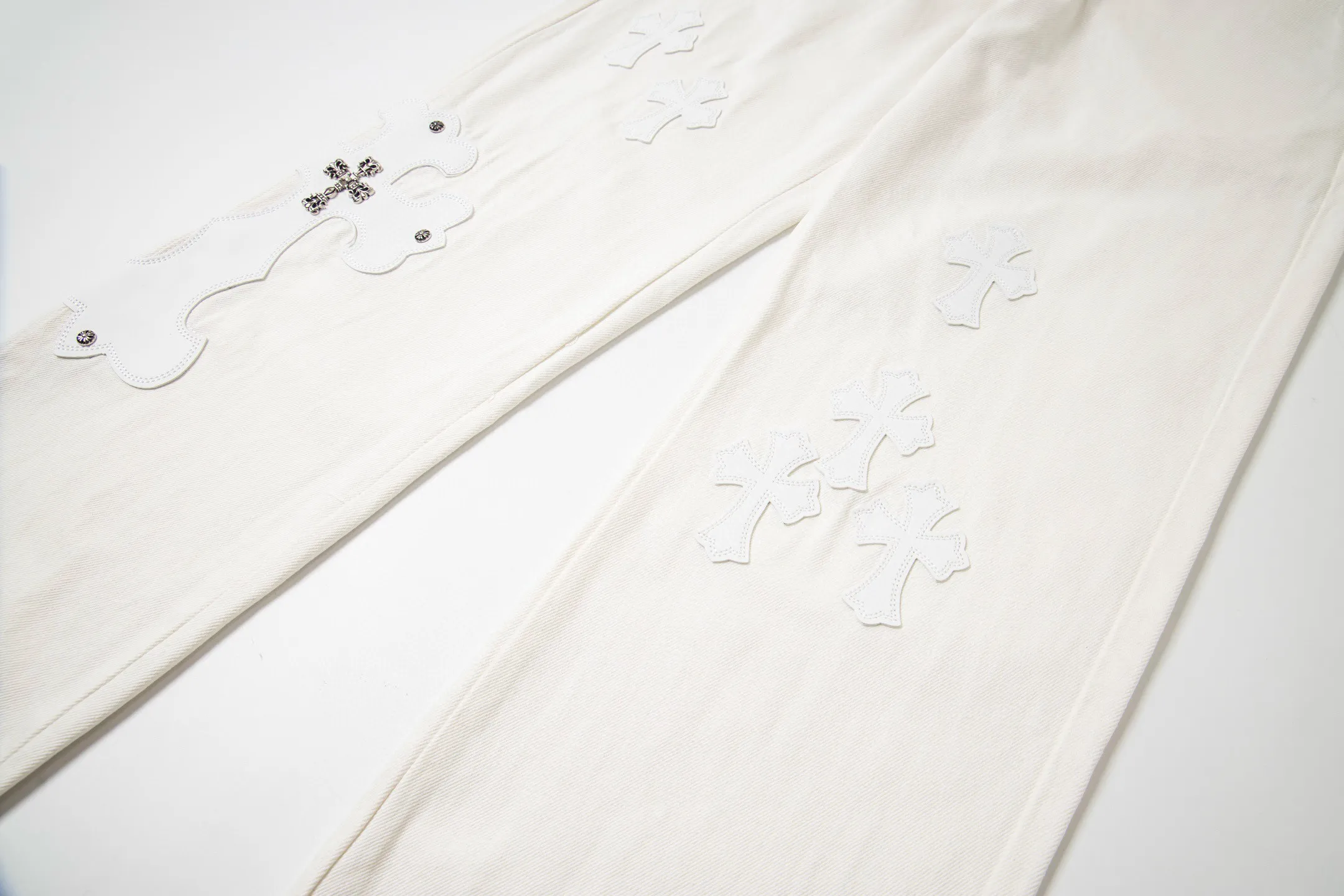 P280 💰 (Top version) Chrome Hearts White Bull King Metal Cross White Leather Heavy Industry Jeans Chrome Hearts is a brand that has always been famous for its high-end and design. The quality of these pants is unparalleled, and a pair is often hard to find at counters. It uses top-notch heavy-duty washing technology, the calf leather laser-cut cross is particularly exquisite, and the aged silver hardware adds a sense of retro and luxury. White denim fabric, paired with a cross leather design, is fashionable and individual. The straight version is also particularly slim. The style is the same for men and women, so whoever wears it will look better! The matching suggestions are as follows: Cool street style: Pair the upper body with a black short crop top, a black leather jacket, and black Martin boots. Wear a silver necklace and ring from Crowe and walk on the street to feel cool. Casual fashion style: wear a simple white cotton T-shirt inside, a loose denim jacket outside, and white sneakers. Overall casual and comfortable, suitable for daily travel and shopping. High-end outfit: Pair it with a black silk-textured shirt, tuck it into pants, and put on a pair of black leather shoes. Wear a black suit jacket to instantly enhance your temperament, and you can attend some formal occasions without any pressure. Color: White Ox King Size: 28-30-32-34 (corresponds to S-M-L-XL)